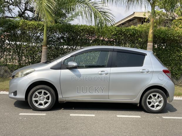Toyota Vitz 1.3 FWD 5dr 2012 Silver