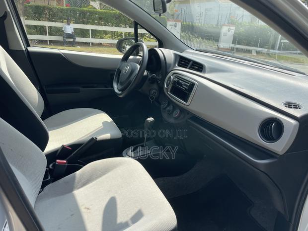 Toyota Vitz 1.3 FWD 5dr 2012 Silver