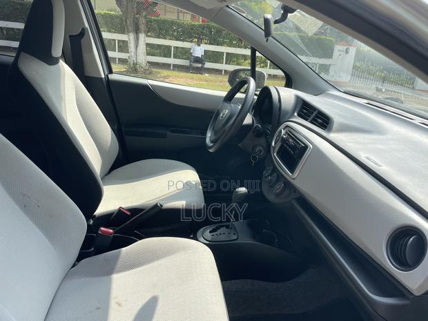 Toyota Vitz 1.3 FWD 5dr 2012 Silver