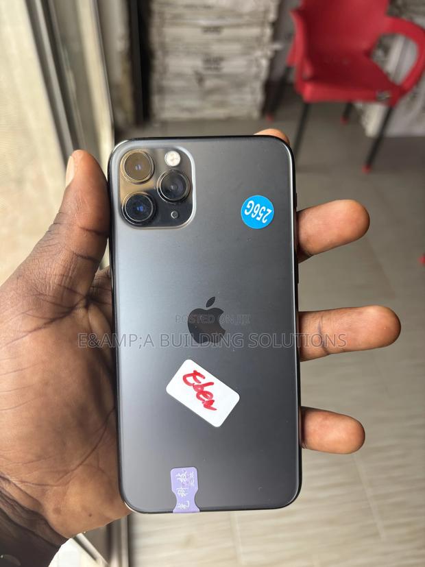 Apple iPhone 11 Pro 256 GB Gray · Photo 4