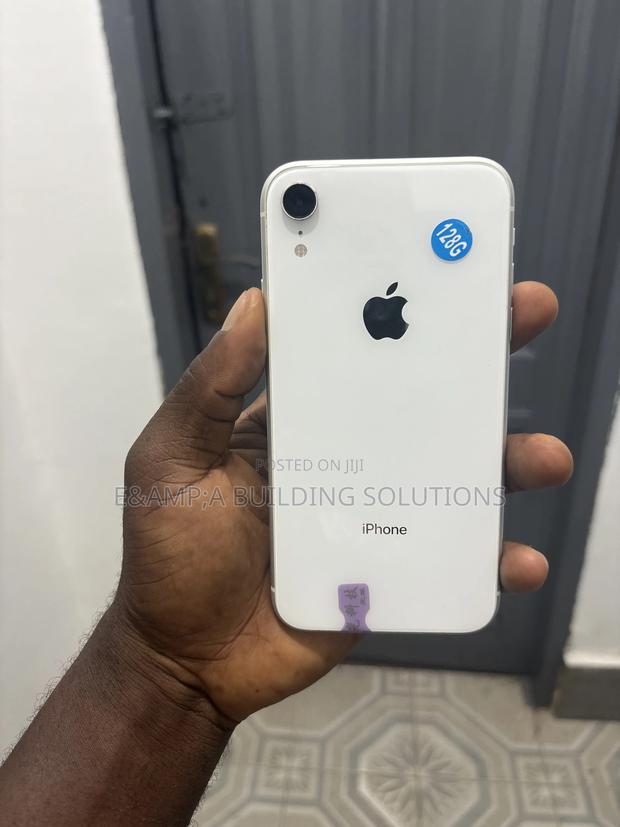 Apple iPhone XR 128 GB White · Photo 4