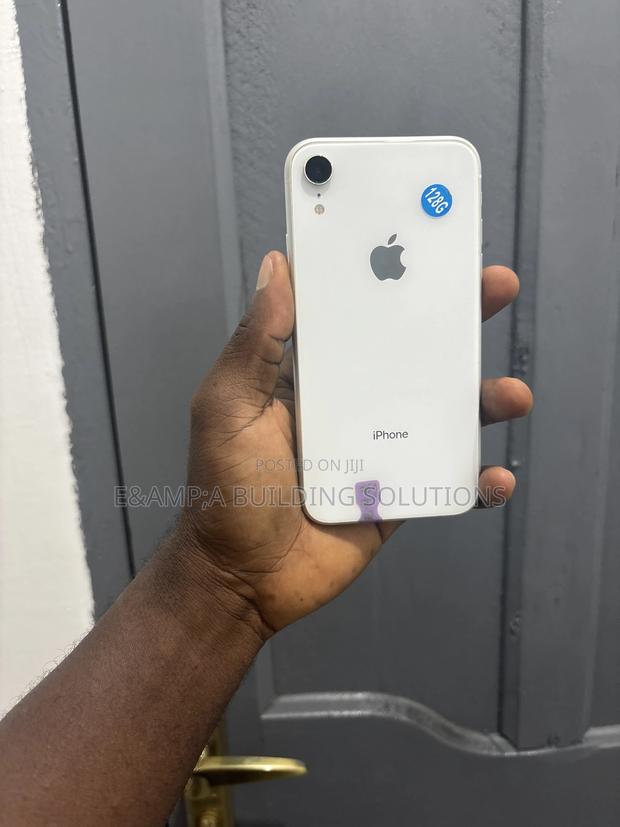 Apple iPhone XR 128 GB White · Photo 3