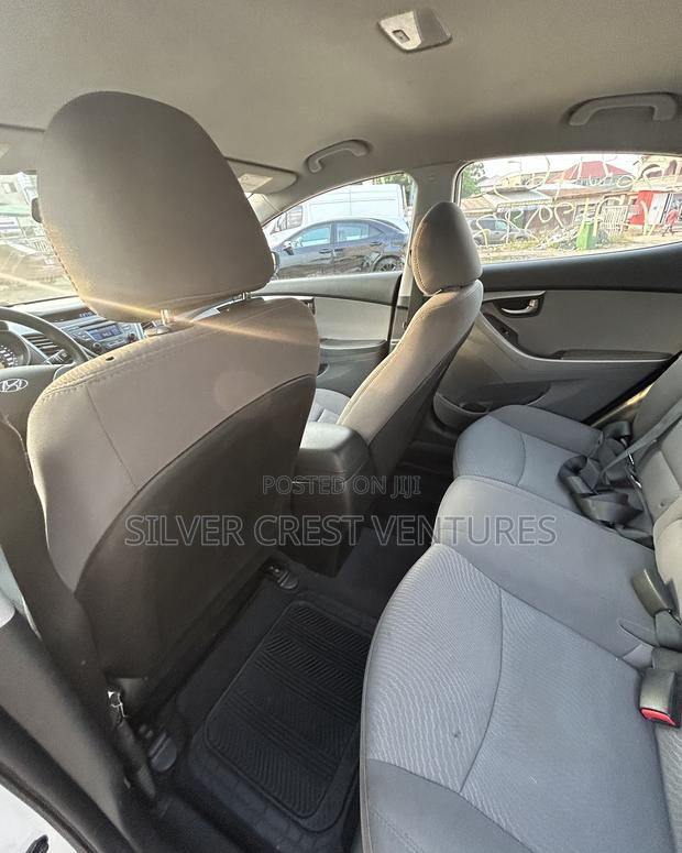 Hyundai Elantra SE Sedan FWD (1.8L 4cyl 6M) 2016 White