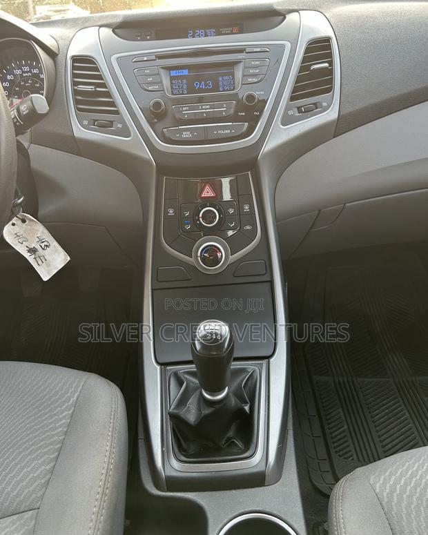 Hyundai Elantra SE Sedan FWD (1.8L 4cyl 6M) 2016 White