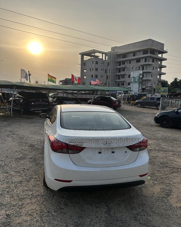 Hyundai Elantra SE Sedan FWD (1.8L 4cyl 6M) 2016 White