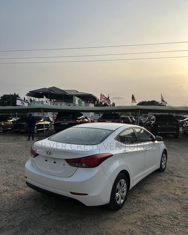 Hyundai Elantra SE Sedan FWD (1.8L 4cyl 6M) 2016 White