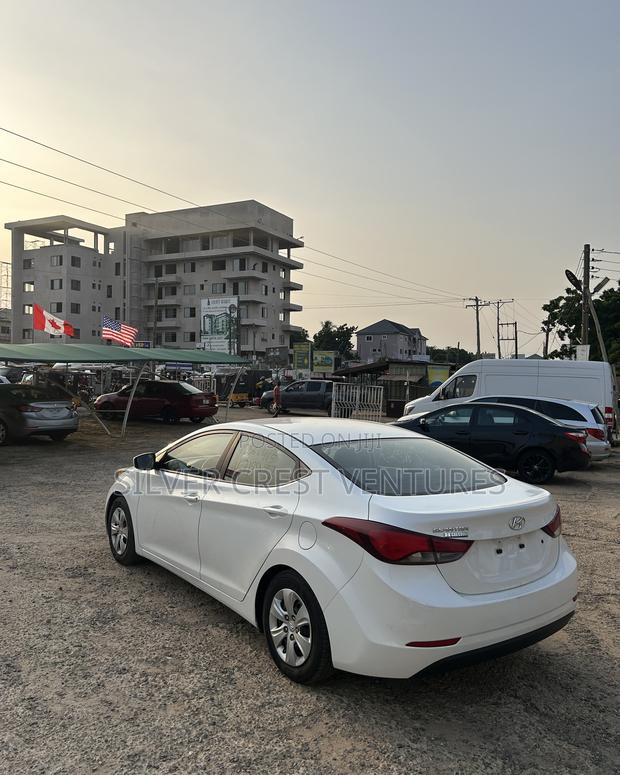 Hyundai Elantra SE Sedan FWD (1.8L 4cyl 6M) 2016 White