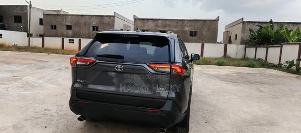 Toyota RAV4 XLE 2022 Gray