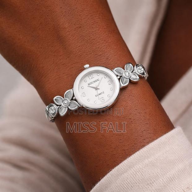 Blossom Pearl Watch · Photo 3