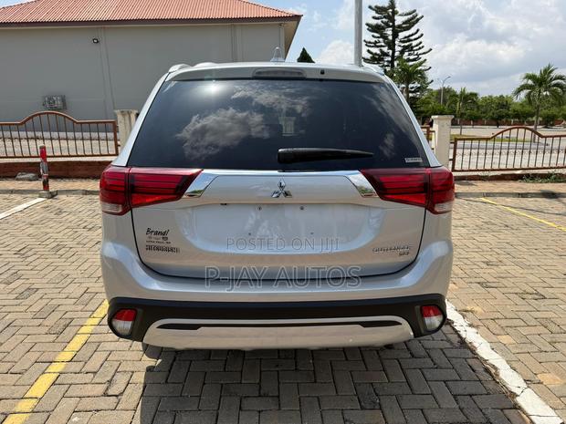 Mitsubishi Outlander 2.4 PHEV AWD 2019 Silver