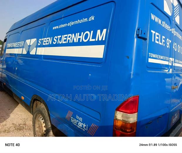 Mercedes-Benz Sprinter 2000 Blue photo 2