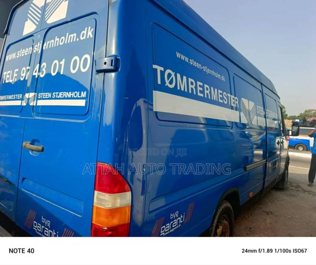 Mercedes-Benz Sprinter 2000 Blue photo 3