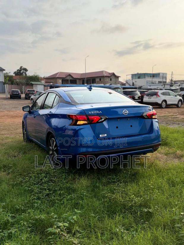 Nissan Versa SV 2022 Blue photo 7