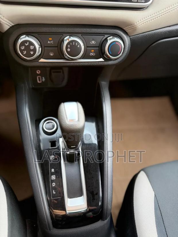 Nissan Versa SV 2022 Blue photo 8