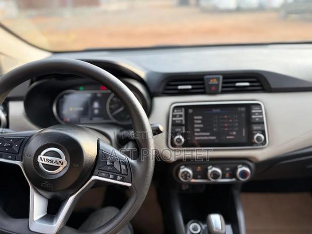 Nissan Versa SV 2022 Blue photo 9