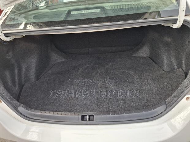 Toyota Corolla LE 4dr Sedan (1.8L 4cyl CVT) 2017 White