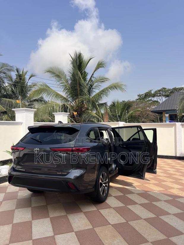 Toyota Highlander XLE 2021 Gray
