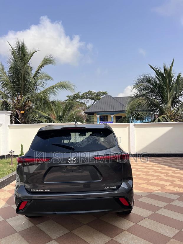 Toyota Highlander XLE 2021 Gray