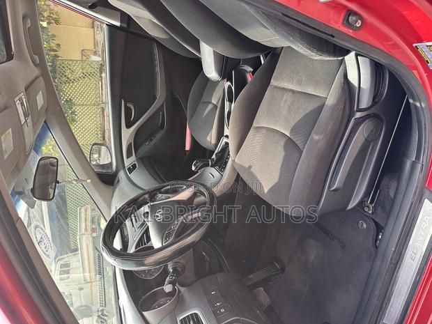 Hyundai Elantra SE Sedan FWD (1.8L 4cyl 6M) 2016 Red