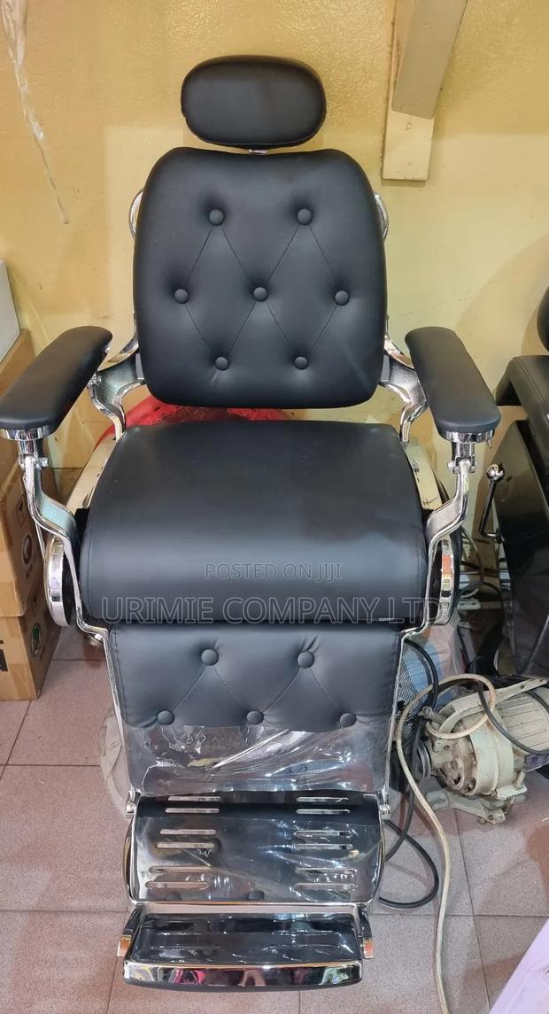 Grand Executive Barbering Chair · Photo 4