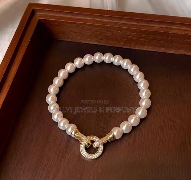 Pearl Bracelet Set (Bracelet and Matching Earrings) · Photo 4