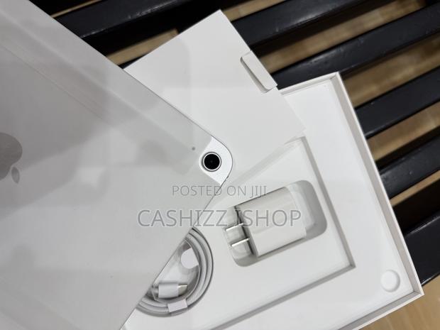 New Apple iPad (2025) 128 GB Blue · Photo 3