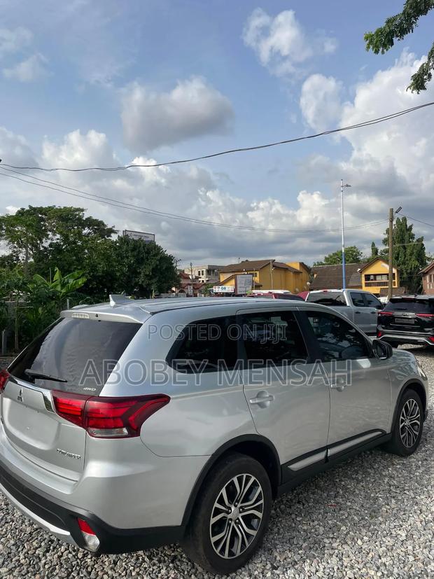 Mitsubishi Outlander SEL FWD 2018 Silver