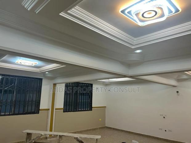 10bdrm House in Prime Tema for sale photo 17