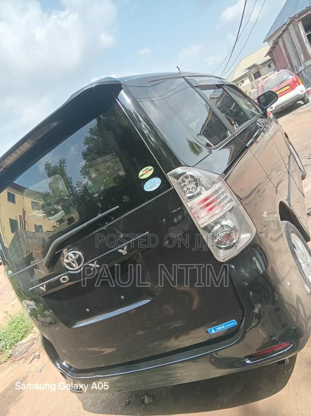 Toyota Voxy 2010 Black