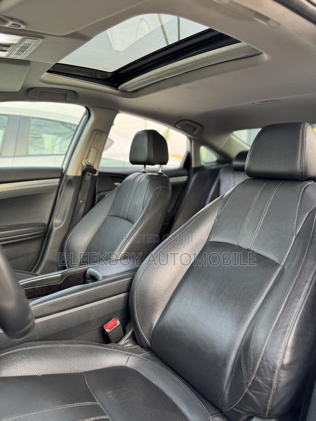 Honda Civic Touring 4dr Sedan (1.5L 4cyl) 2017 White photo 6