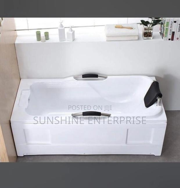 Bath Room Bathtub · Photo 2