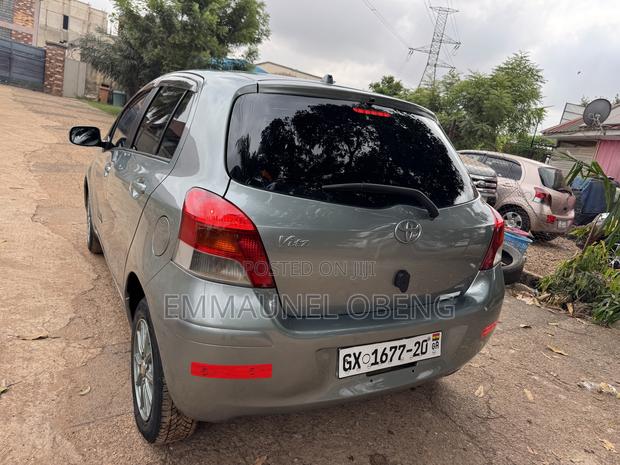 Toyota Vitz 2010 Gray photo 5
