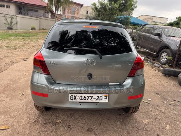 Toyota Vitz 2010 Gray photo 4