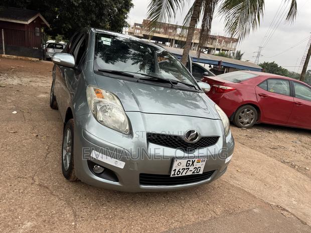 Toyota Vitz 2010 Gray