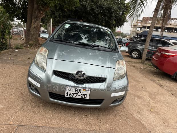 Toyota Vitz 2010 Gray photo 2
