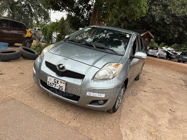 Toyota Vitz 2010 Gray photo 3