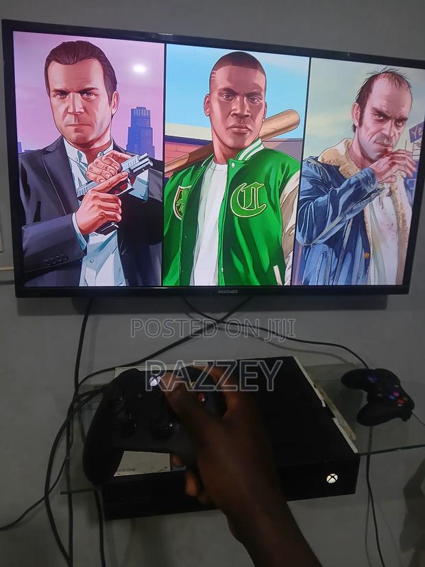 Xbox One With 2controller And 8games
