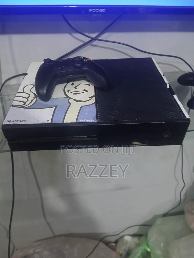 Xbox One With 2controller And 8games photo 4