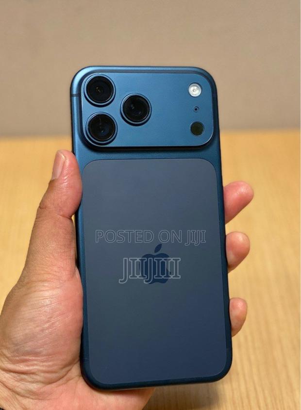 Apple iPhone 17 Pro Max 256 GB Blue · Photo 3