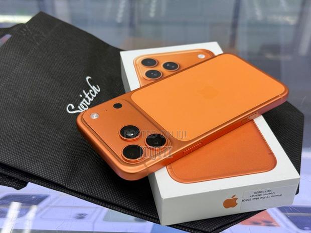 Apple iPhone 17 Pro Max 512 GB Orange · Photo 4