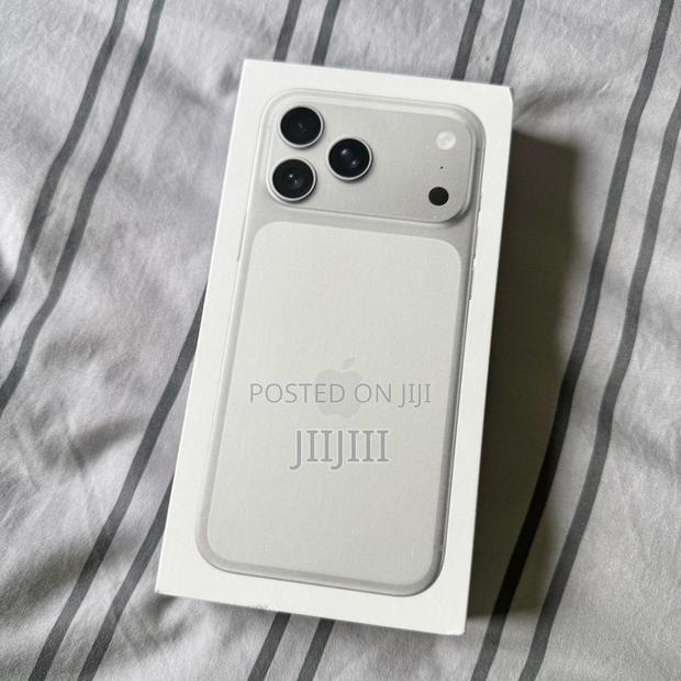 Apple iPhone 17 Pro Max 512 GB Silver · Photo 3