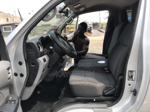Nissan Caravan (Urvan) 2015 Silver photo 3