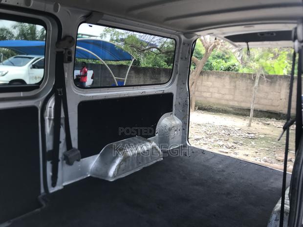 Nissan Caravan (Urvan) 2015 Silver photo 4