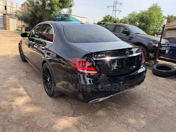 Mercedes-Benz E300 2019 Black photo 3