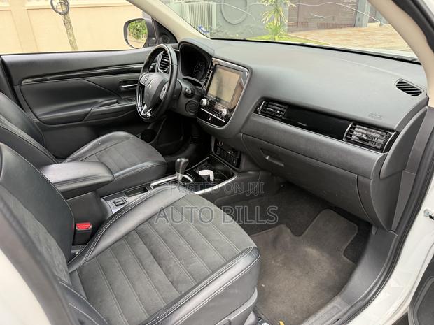 Mitsubishi Outlander SE S-AWC 2020 White