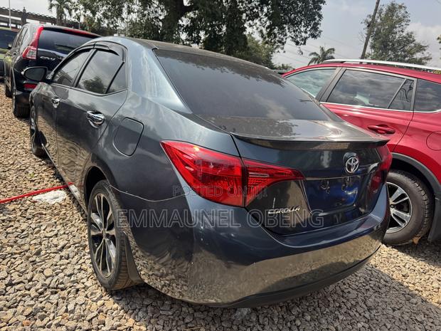 Toyota Corolla 2017 Gray photo 3