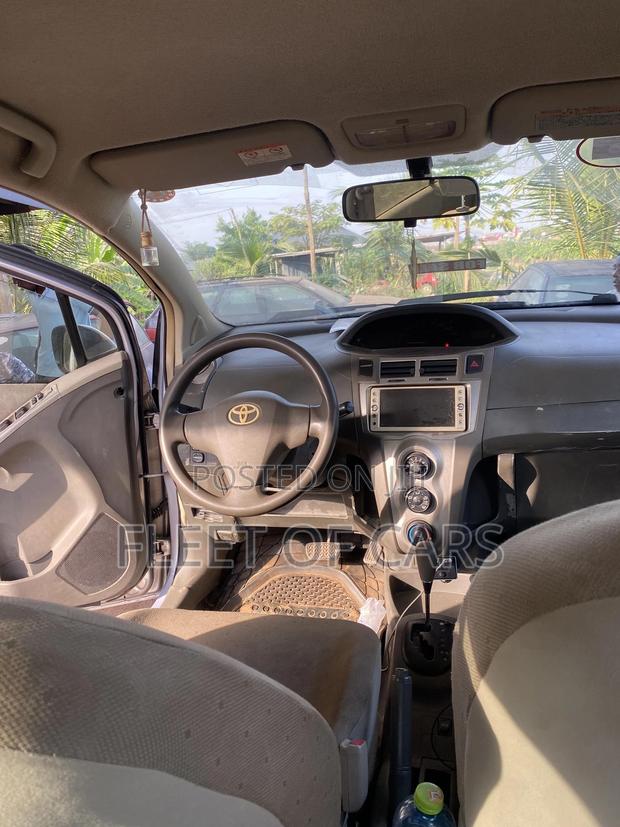 Toyota Vitz 2010 Silver