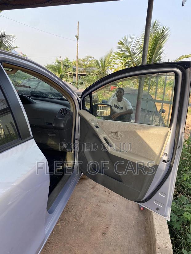 Toyota Vitz 2010 Silver