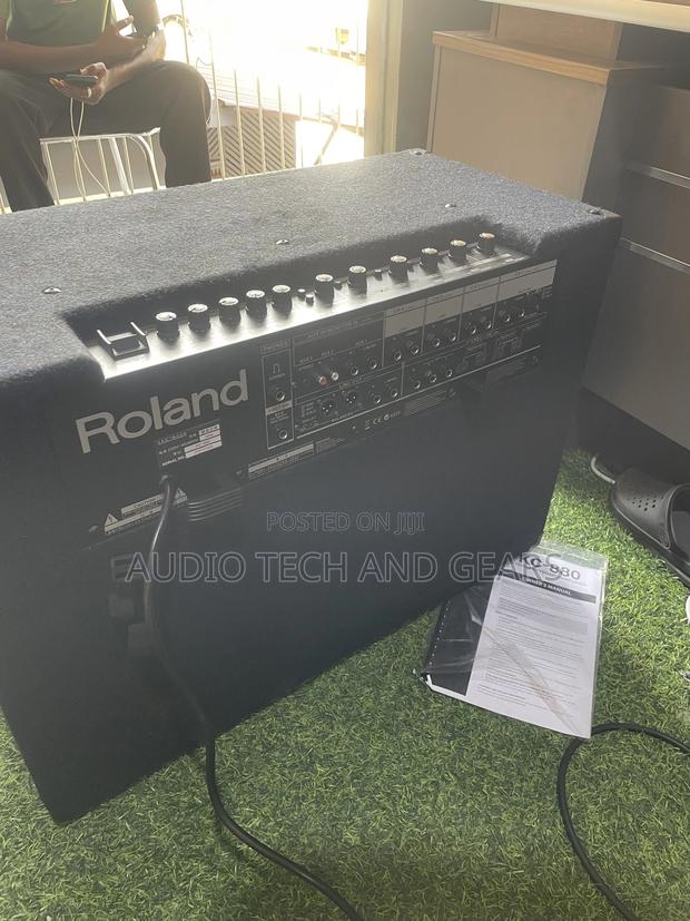 Roland Kc880 4-Channel Keyboard Combo photo 4