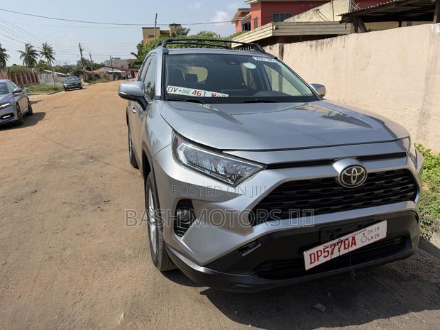 Toyota RAV4 XLE 2021 Silver